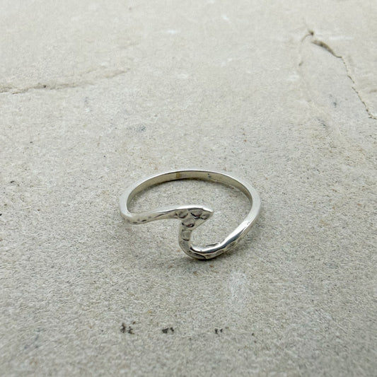 Hammered wave ring