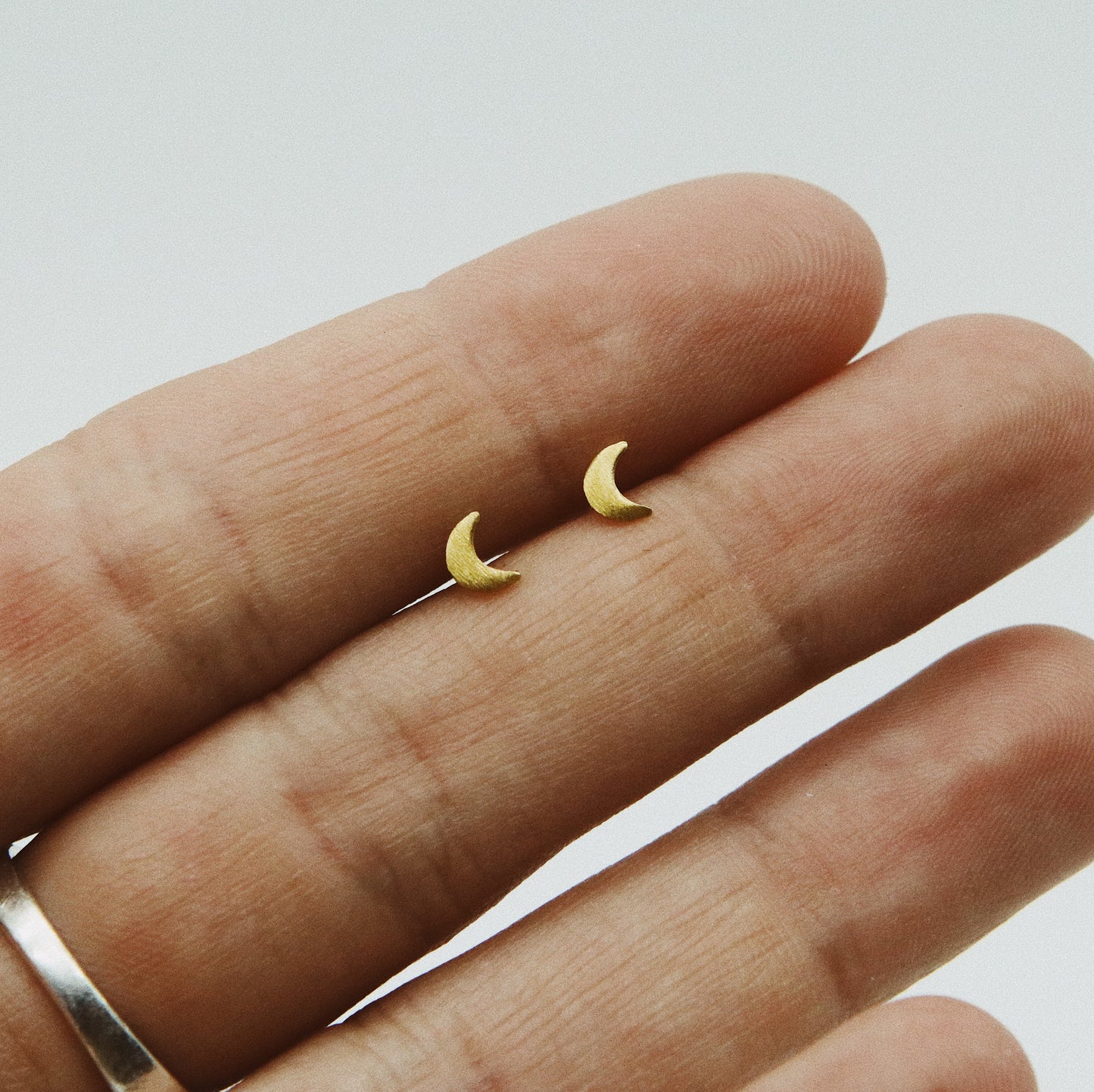 Dainty moon studs - gold