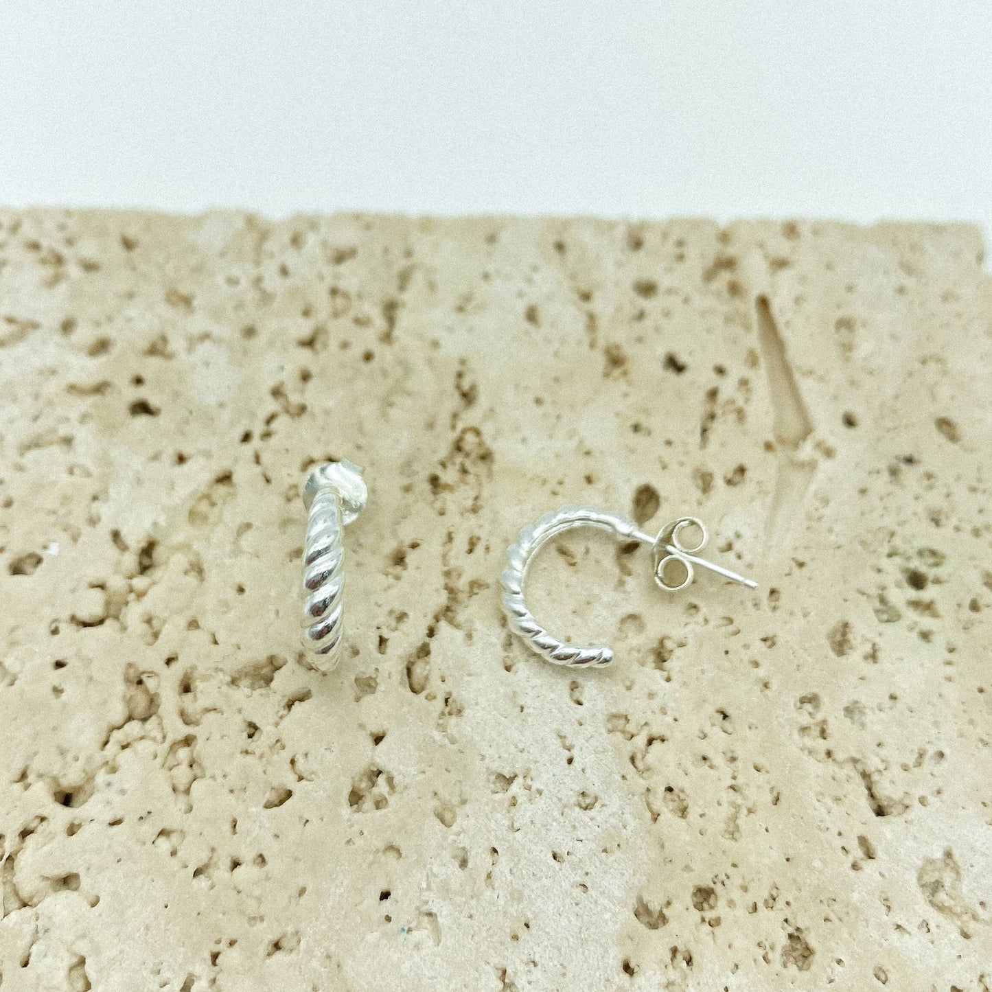 Twisted push back hoops