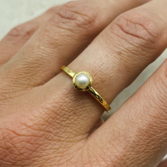 Dainty Pearl ring