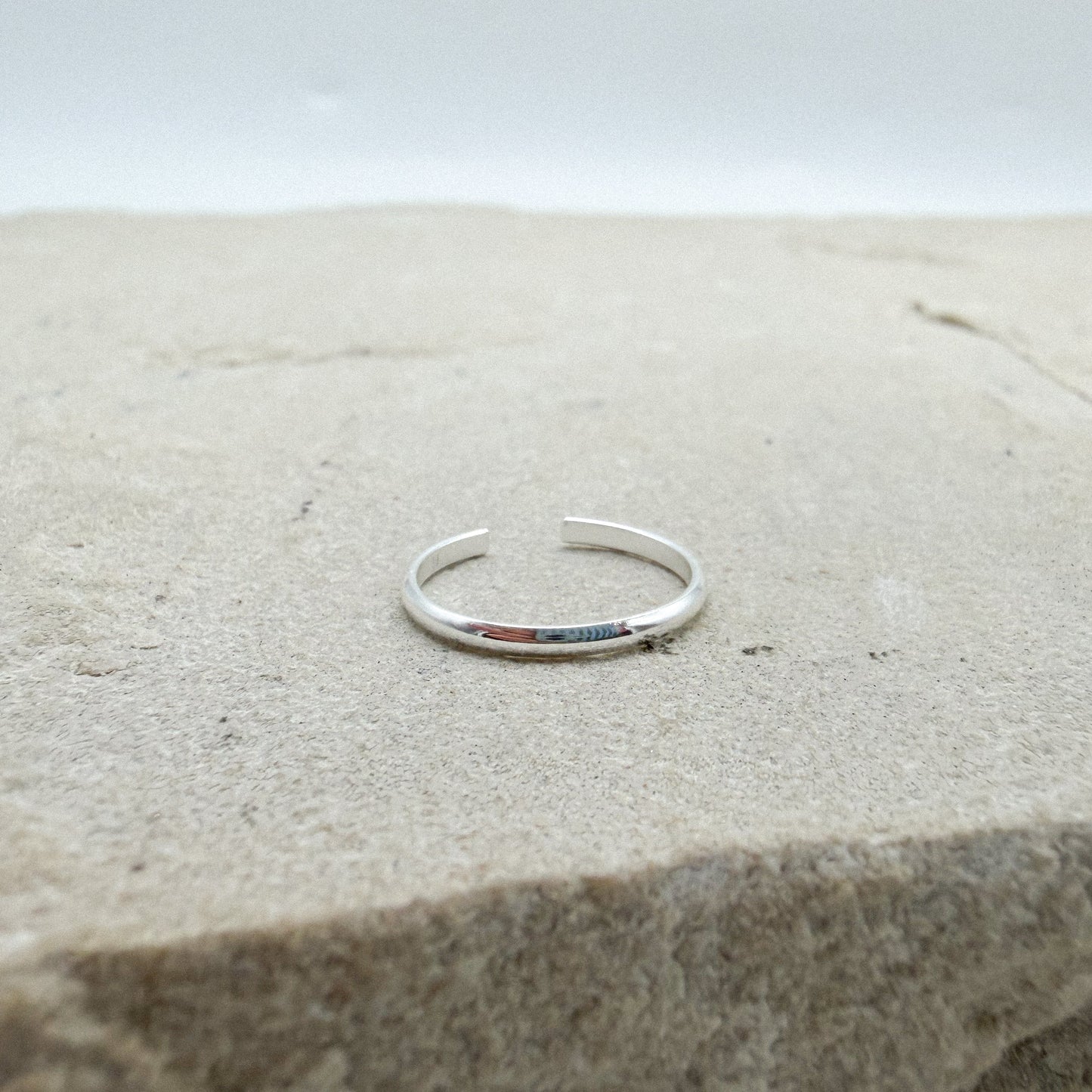 Dainty band toe ring