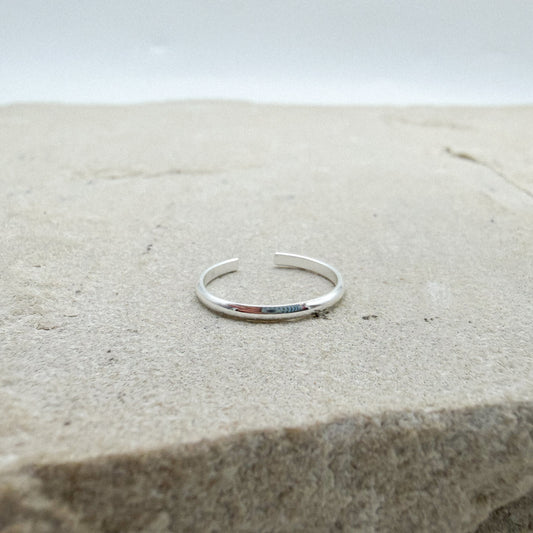Dainty band toe ring