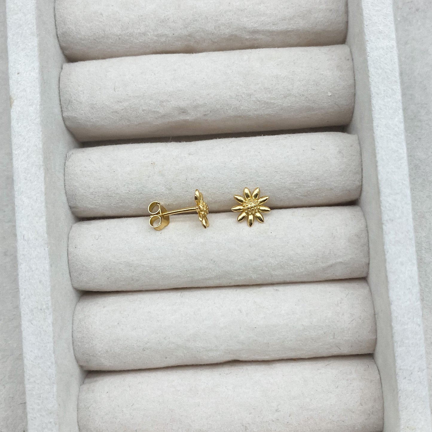 Dainty sunflower studs - Gold